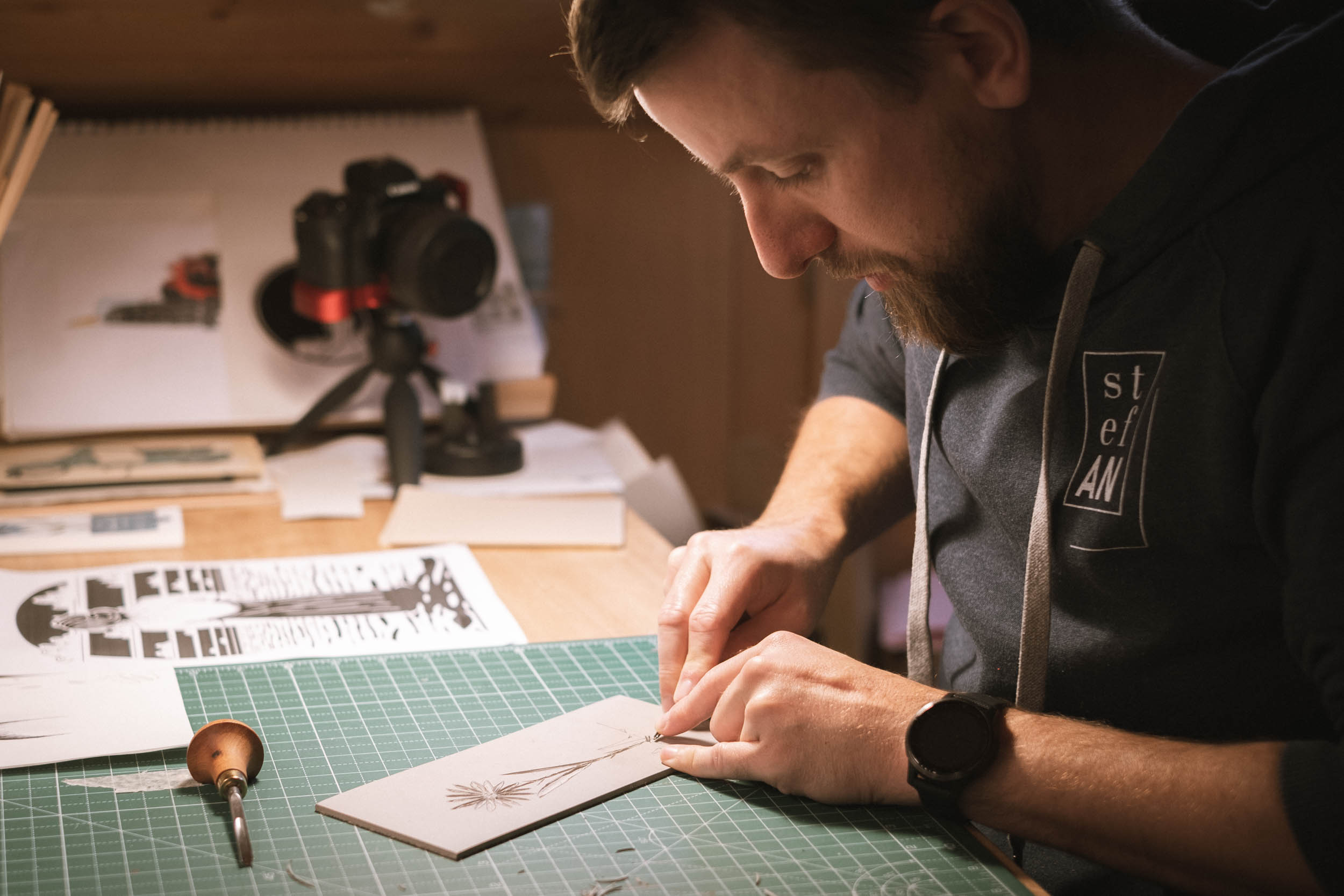 Künstlerportrait Stefan Andergassen aus Kaltern beim Linolschnitt
