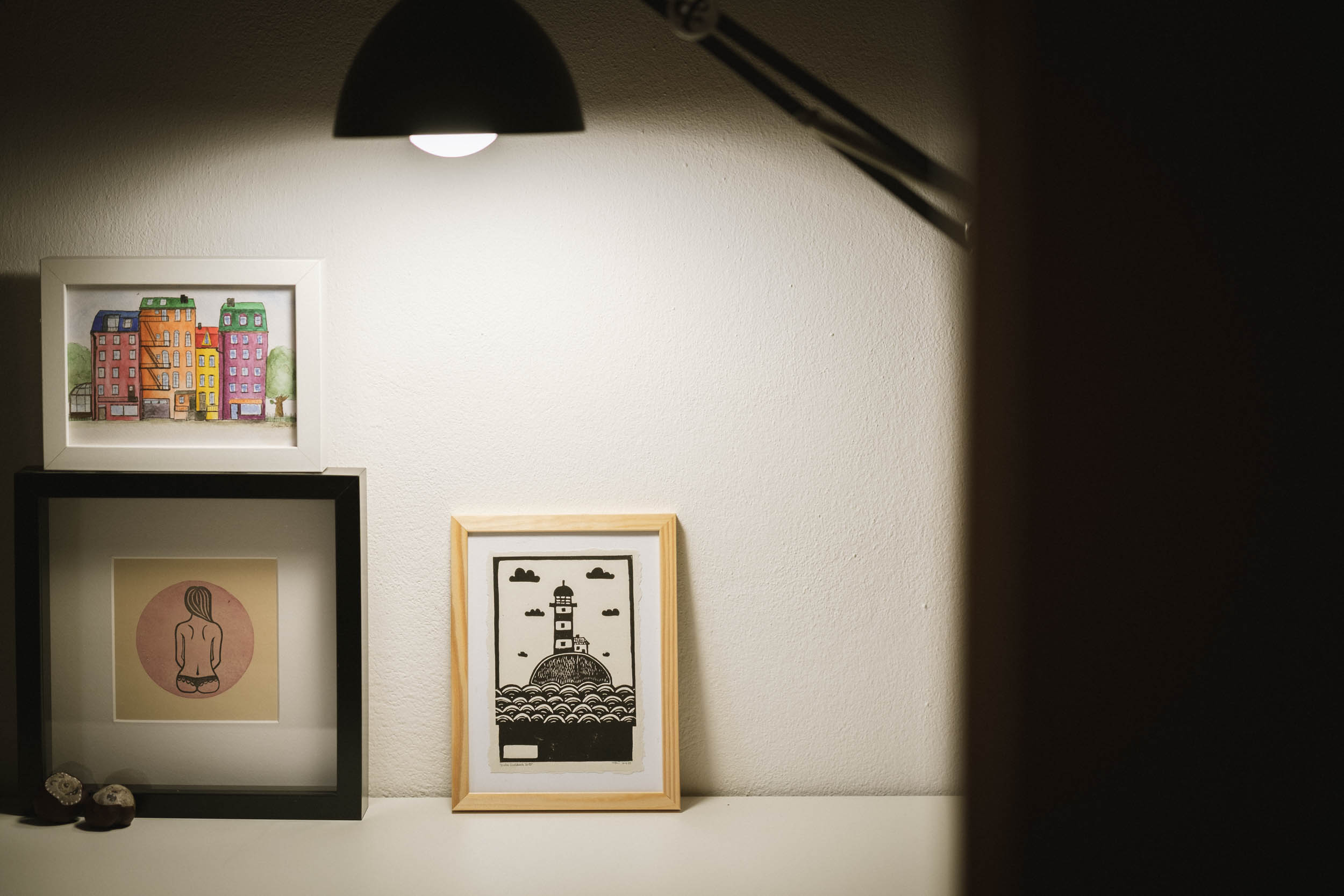 Verschiedene Kunstwerke vom Südtiroler Künstler aus Kaltern im Scheinwerferlicht