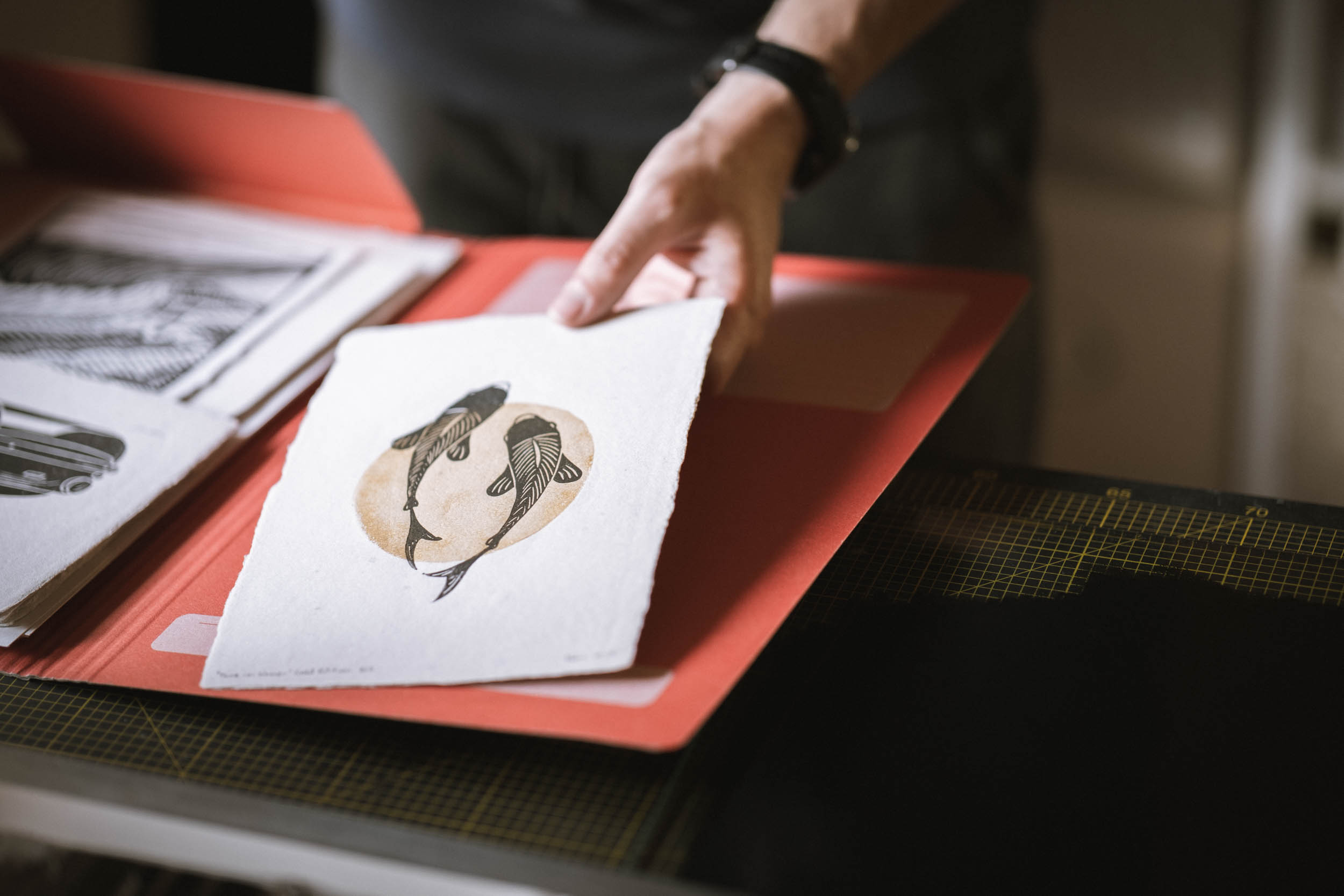 Künstler aus Kaltern zeigt seine handgefertigten Linoldrucke